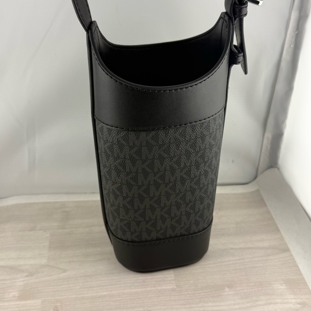 Michael Kors Black and Gray Wristlet - Picture 4 of 9